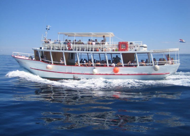 NP Krka sa brodom iz Primoštena